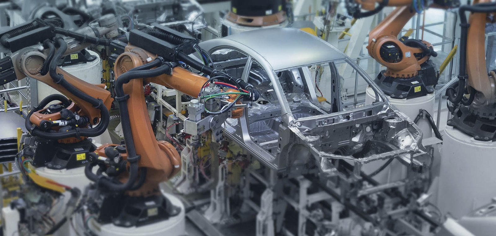 Linha de solda ponto robotizada inspecionada em tempo real por Sistema Spot Fusion