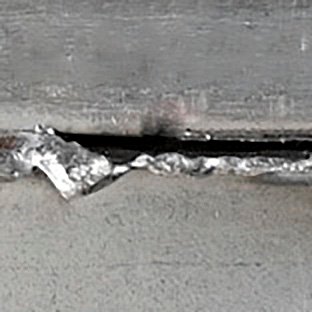 Insuficiência de material de fluxo limita a fixação e penetração do cordão de solda nas chapas