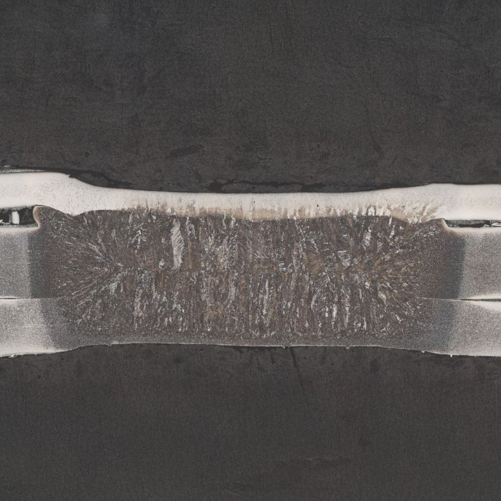 Corte transversal demonstrando uma solda ponto bem executada