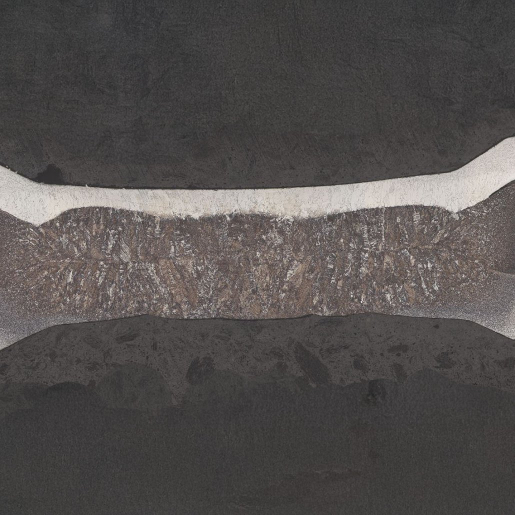 Corte transversal demonstrando uma solda ponto bem executada, mas com parâmetros severos